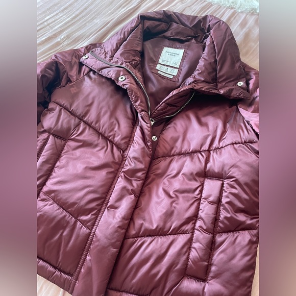 Abercrombie & Fitch mini puffer in deep wine color size small. - Picture 2 of 5